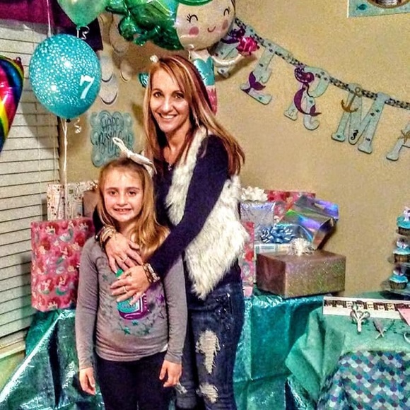 Meet your Posher, Jennifer - Picture 3 of 3